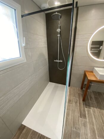 salle de bain avec coverlam